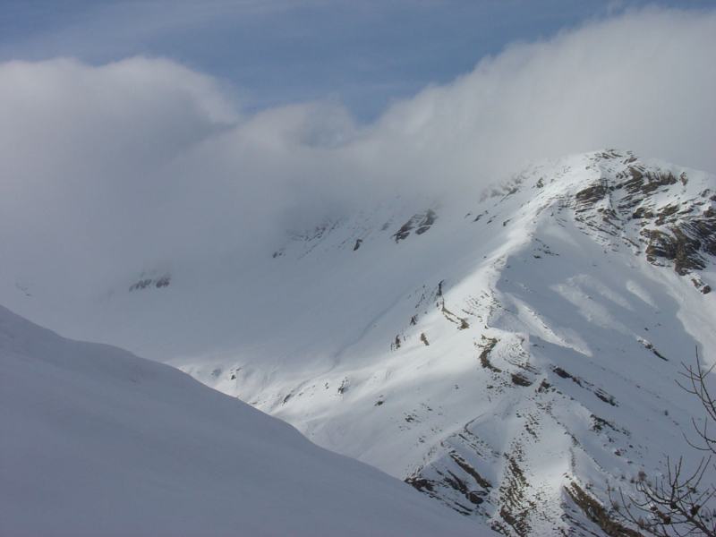 Dalla cresta sguardo verso il Mourre Froid nella nebbia.