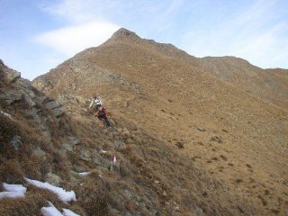 ... scendendo da punta della croce.