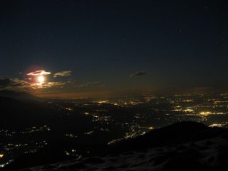 la luna sorge sulla pianura illuminata