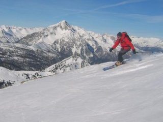 nella parte alta della discesa con lo sfondo del Chaberton