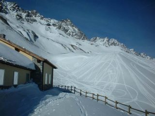 Distacco degli accumuli ventati per ora forte pericolo sopra il rifugio !