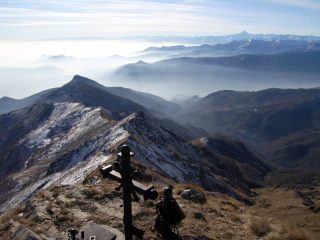 Foschie nei bassi strati dalla Punta della Croce. Visibile la panoramica cresta di salita