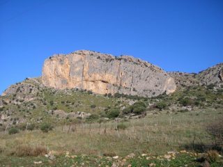 La parete S del monte oro. La via percorre la placconata grigia subito a destra dello spigolo
