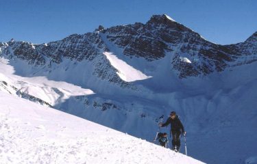 l'arrivo in cima; sullo sfondo la Guglia di Malatrà