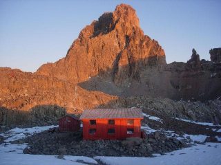 L'Austrian Hut e la parete SE del Nelion