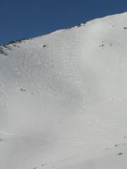 Il ripido pendio sotto alla vetta