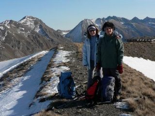 Anna e Roberta sulla piatta vetta dal monte gran costa