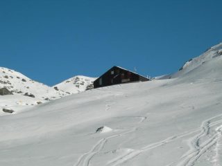 il rifugio, sullo sfondo il Monte Croce