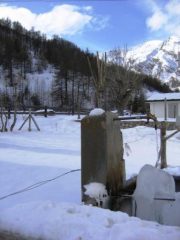 Valle Stura, Fontana di Argentera a sx uscendo, acqua ottima per il bassissimo contenuto di nitrati,buona dotazione di sali,durezza 20°F