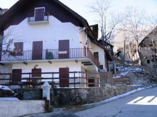 Valle Stura, Fontana di Besmorello, ottima acqua con pochissimi nitrati (1,5 mgl), pochi sali disciolti,molto leggera:durezza 4°F