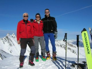 foto in punta, sullo sfondo le Aiguilles d' Arves