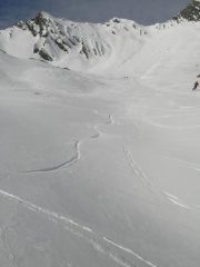 A destra il canale di salita, al centro il distacco di lastroni, a sinista traccia alternativa