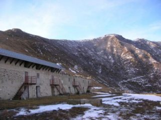 L'alpe Vandalino e sullo sfondo la cima del Vandalino