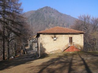Le costruzioni del Santuario con il Monte Arpone