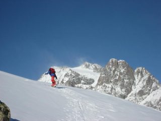 Salita con dietro il Pelvoux