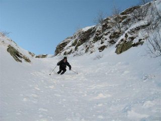 canale che scende diretto al lago