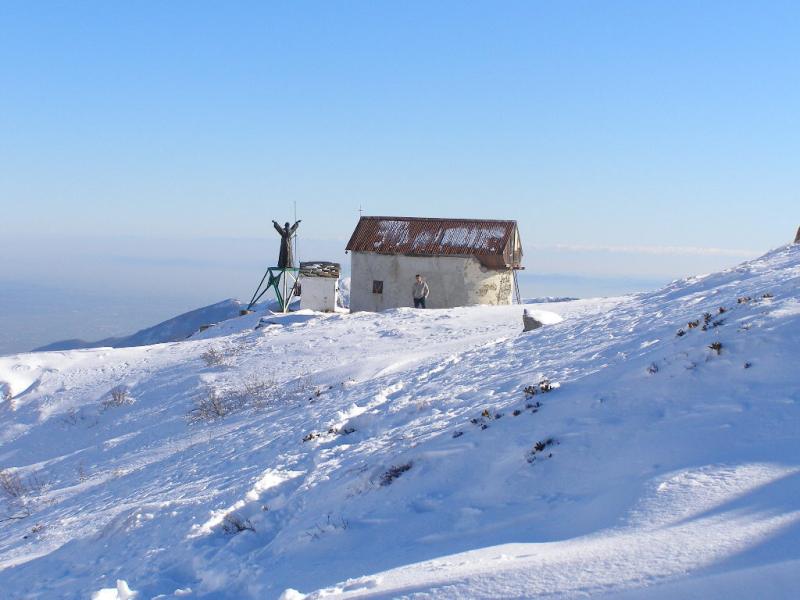 Il Bivacco Blessent visto arrivando dal colle
