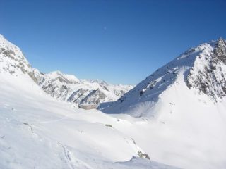 Il passo con il rifugio del Cristallina fotografato sul percorso che porta alla bocchetta di Valleggia