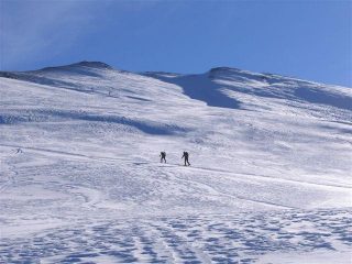 In salita, nella parte alta del percorso. Sulla destra la vetta.
