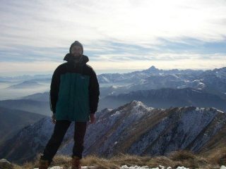 Sulla cima col Monviso sullo sfondo