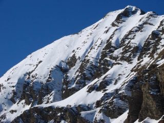 Dal bellissimo vallone de Mouretier emerge la SE del Pouzenc; in centro la stupenda rampa