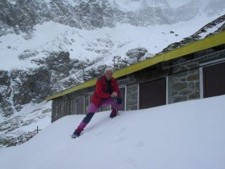 rifugio invernale agibile, altri ingressi coperti da un metro di neve