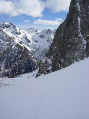 Tratto dell'itinerario ai piedi dell'imponente parete nord del Corno Vitello, in basso la valle di Gressoney