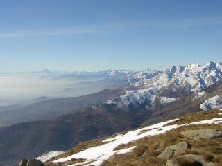 Monviso sullo sfondo, punte quinseina e verzel sulla destra.