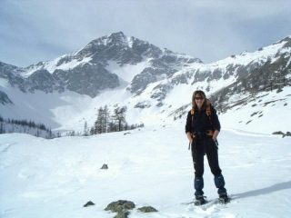 vista sul Bec di Nana, durante l'avvicinamento nel vallone omonimo