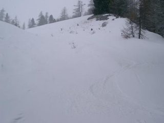 Curve sulla strada ricoperta da 10 cm di farina