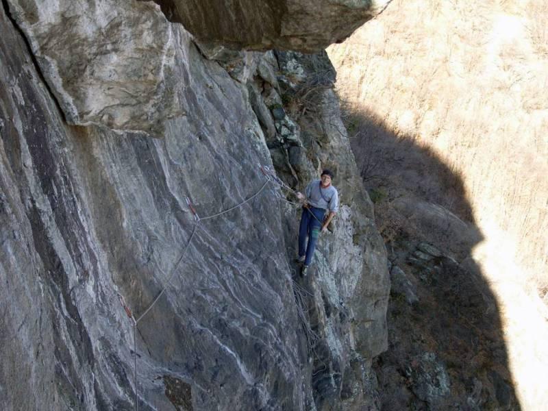 Giacomo in sosta prima del bel traverso sotto il tetto.