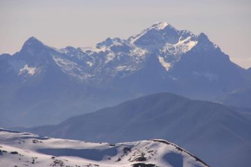 panorami dalla cima : Pania Secca (a sinistra) e Pania della Croce (a destra) (4-3-2007)