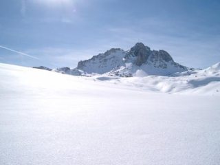 Salendo su pendii immacolati verso il col della Buffere
