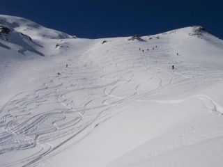 qui la neve permette ottimo divertimento