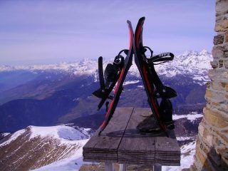 GLI ATREZZI DA LAVORO E LA CRESTA W SULLO SFONDO