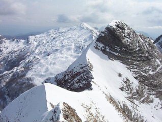 La cresta sommitale del M. Cavallo, al centro l'uscita del canale