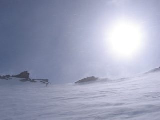 vento forte poco sotto la vetta