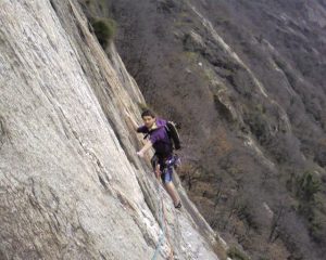 Andre sul primo tiro della via (5+)