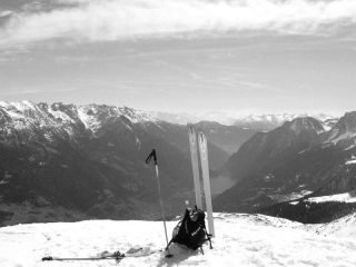 Il lago di Poschiavo visto dalla cima della Motta Rossa