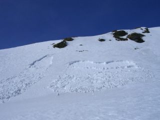 Piccoli smottamenti di neve fradicia, staccati al mio passaggio