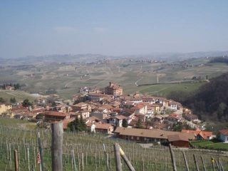 Poco prima di entrare in Barolo: ecco come si presenta.