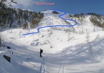 La cima vista dal pianoro sottostante l'alpe Corquet (circa 2050m)