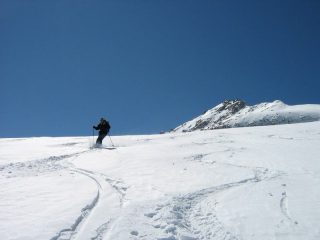In discesa sul ghiacciaio con il Basodino sullo sfondo
