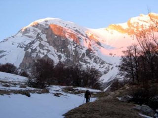 In salita da Prati di Tivo, Sullo sfondo la conca del Sambuco