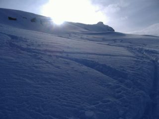 serpentine in farina e alba dietro la cima