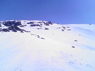 Discesa in mezzo a roccette dal colle della Rognosa verso la valle Argentera