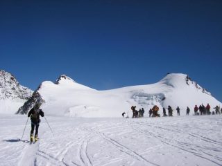 Al col del Lys, sullo sfondo a destra la punta Gnifetti