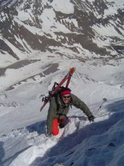 paolino in uscita dalla pertina sulla cresta NW