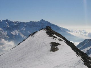 Il fortino in vetta con il Rocciamelone sullo sfondo