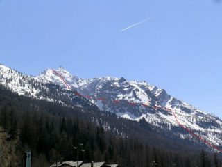 La Becca Tsambeina vista da Chanavey, con la traccia dell'itinerario